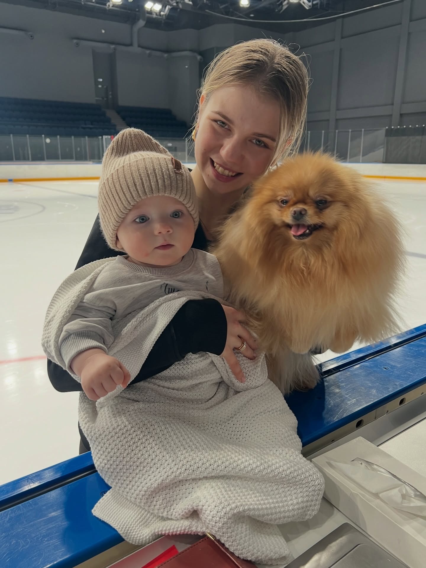 冬奥会 俄罗斯花样滑冰运动员特鲁索娃，带着儿子和🐶到冰场！此刻皆不凡