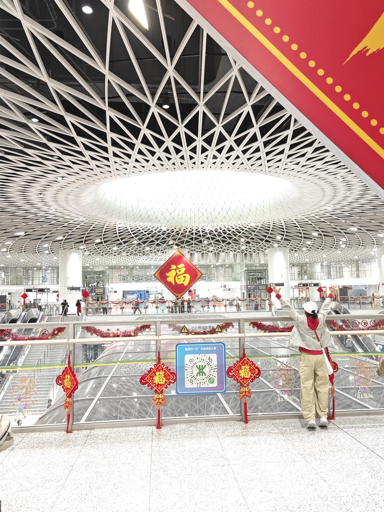 深圳第一网红地铁站岗厦北地铁，也被称为深圳之星，很多人来打卡。地铁站挂起了红灯笼