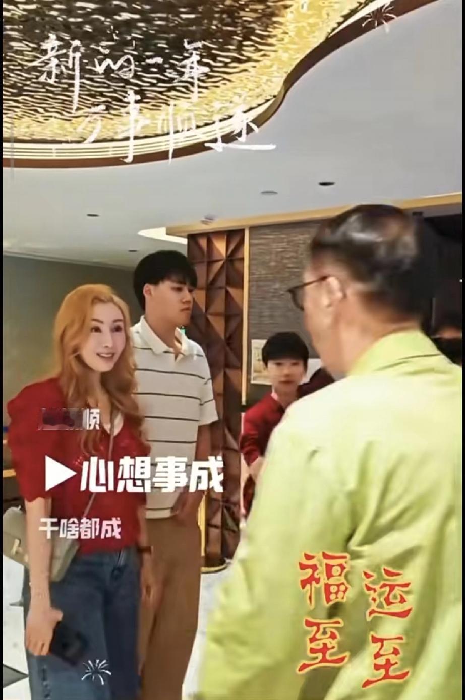 李嘉欣儿子许建彤不戴眼镜了，走路弯腰驼背，仪态不好！

近日，李嘉欣一家三口被偶