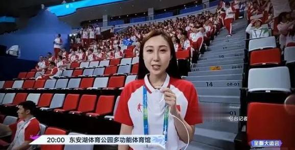水均益女儿水亦诗入职央视报道大运会，引网友关注，直言：子承父业？
对此也有网友翻