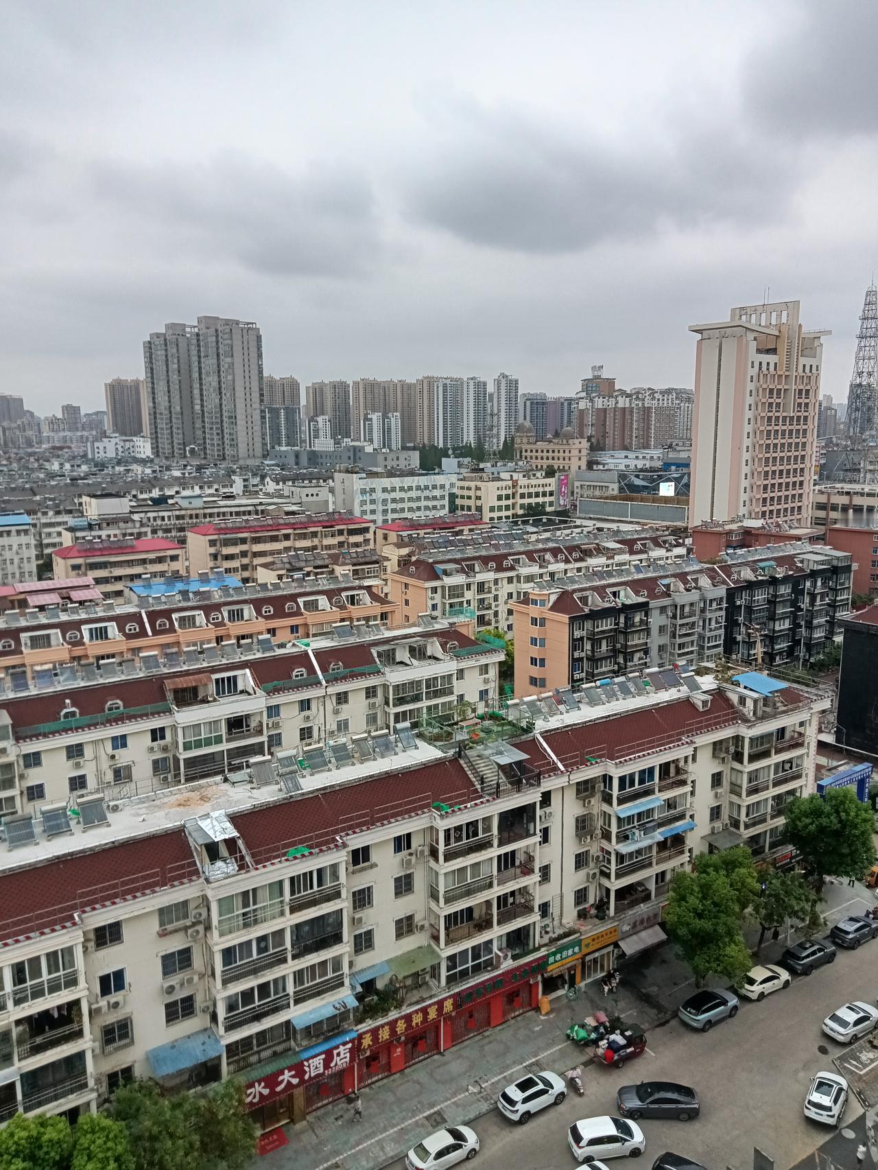 新加坡的发展模式以及工业化、城镇化建设宛如花园一般，其居住、交通、邻里中心、体育