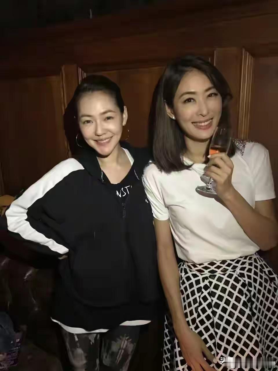小S闺蜜贾永婕晒出和马龙合照，女神一秒变成花痴，笑得合不拢嘴。 