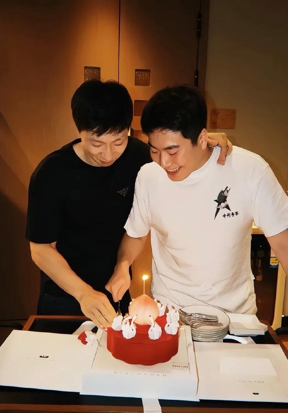 太有缘分！马龙和梁靖崑居然同一天生日✨
38岁马龙、30岁梁靖崑，国乒众人齐聚聚