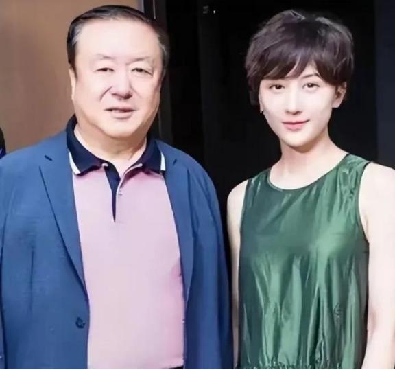 1994年，42岁的尤小刚为了温柔的乌倩倩，和原配妻子田歌离了婚。16年后，邬倩