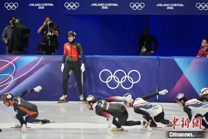 廉子文把荷兰人带倒了，刘少昂和孙龙被英国人带倒了，这就是比赛，这就是奥运会，就这