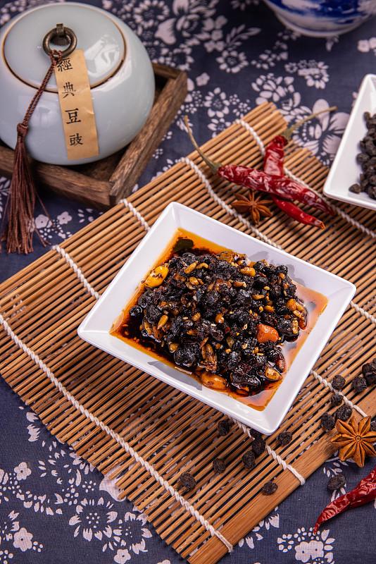 年轻时候:
我们大方人管老丈母都叫妈，
别人讽刺说:
大方人吃豆豉巴搞憨了？
你