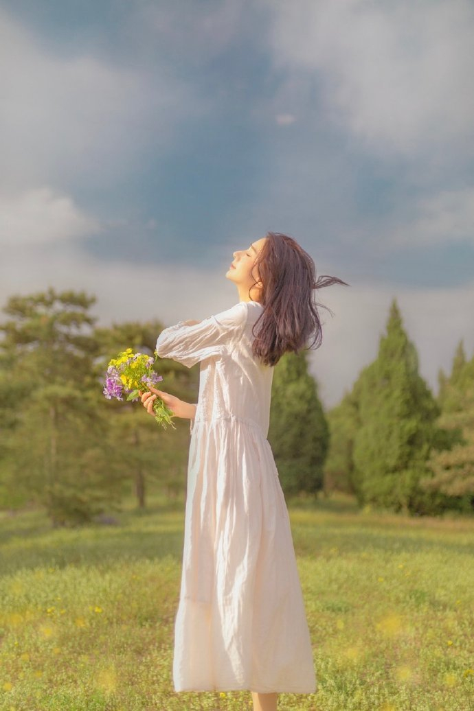 做人之美在于简约做事之美在于简单人心之美在于善良心情之美在于快乐胸怀之美在于坦荡