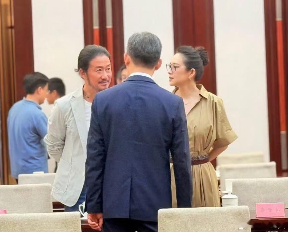 陈道明、吴京、章子怡，貌似还有张译同框热聊。张译坐在章子怡、吴京前面一排发言。图