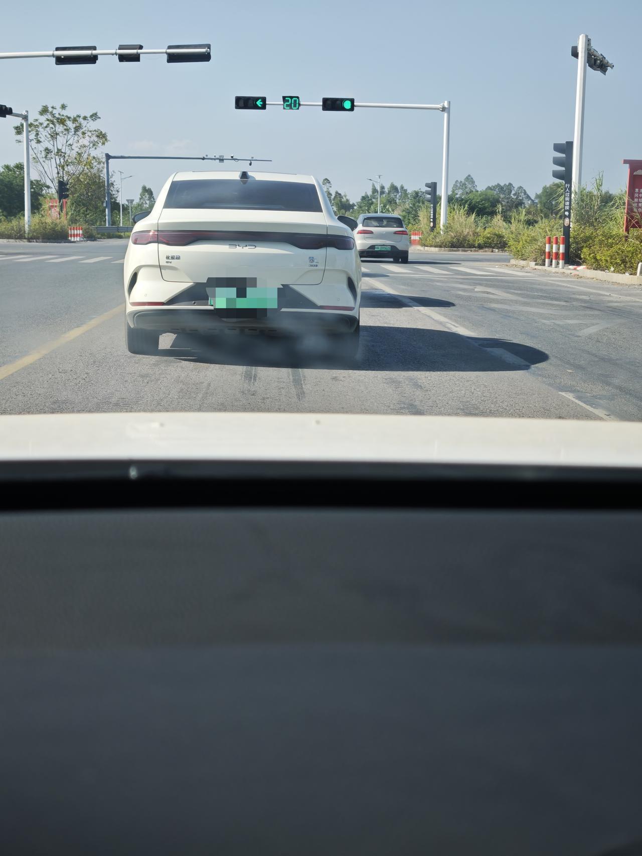 现在到处都是比亚迪！无论是几万块钱的上班代步车还是上百万的豪华车，比亚迪的新能源
