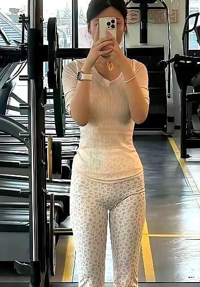 碎花裤一穿，对镜一拍，不是秀身材，是跟时间签了份军令状。
每天蹲一次，拍一张，别