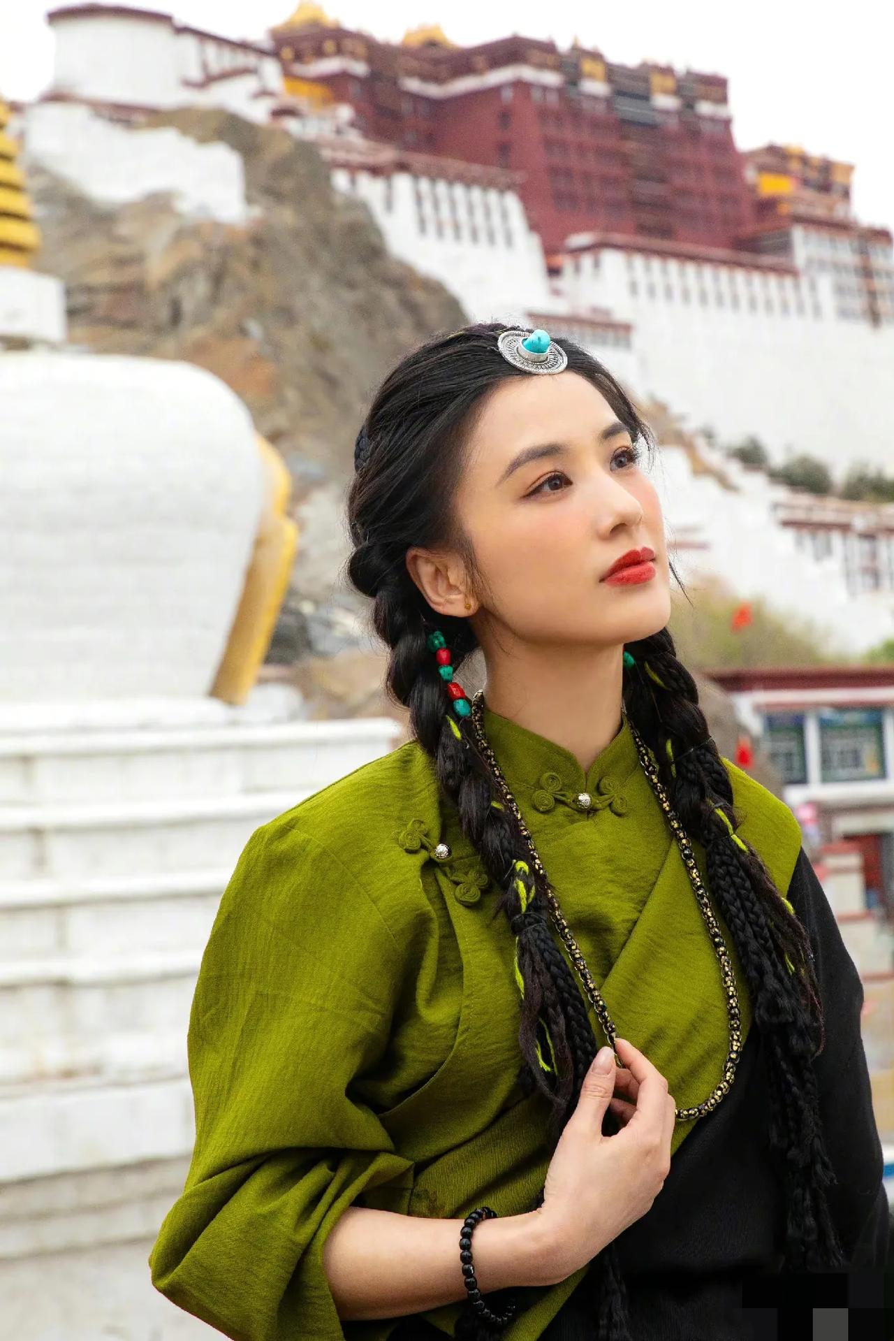 黄圣依杨子2个人的群有8个人，引发热议！

评论区有网友透露称杨子有8个手机，每