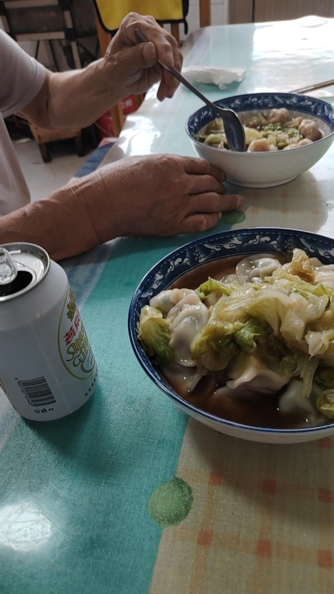 舟子逆水行，力竭欲弃。老艄公笑：“水推你退，正因你欲进。”知行合一，阻力即动力。