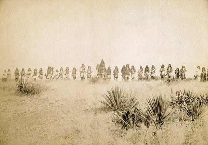 1886年，杰罗尼莫（Geronimo）及其战士在墨西哥马德雷山脉（Sierra