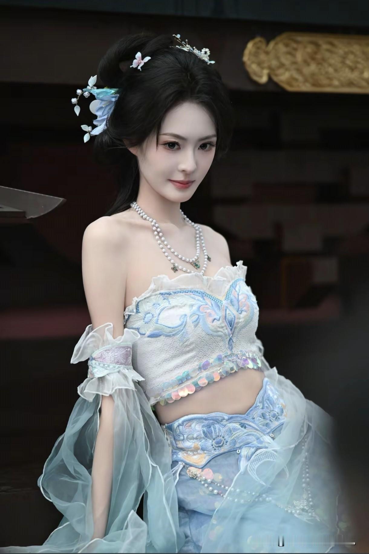 蓝衣仙子下凡间，珠翠满头笑嫣然。这身新中式穿搭太仙啦，一眼心动，谁懂呀！古装汉服
