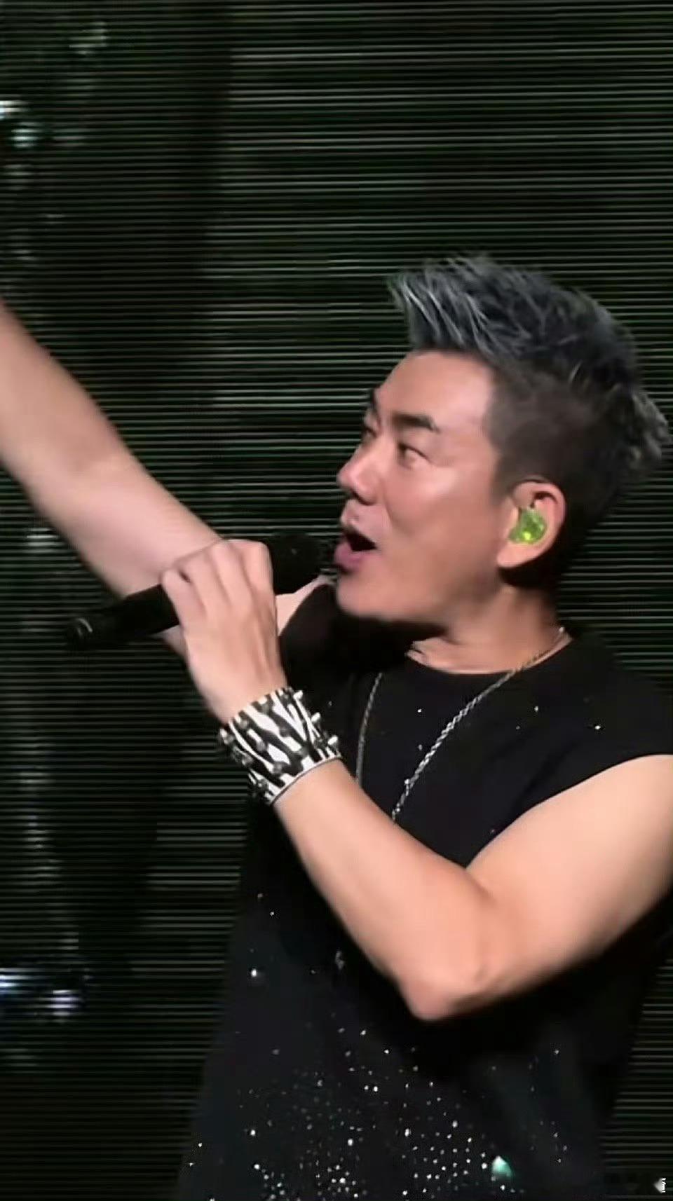 在任贤齐杭州演唱会找回18岁杭州这家车企真是宠粉行动派 杭州演唱会的灯光亮起，任