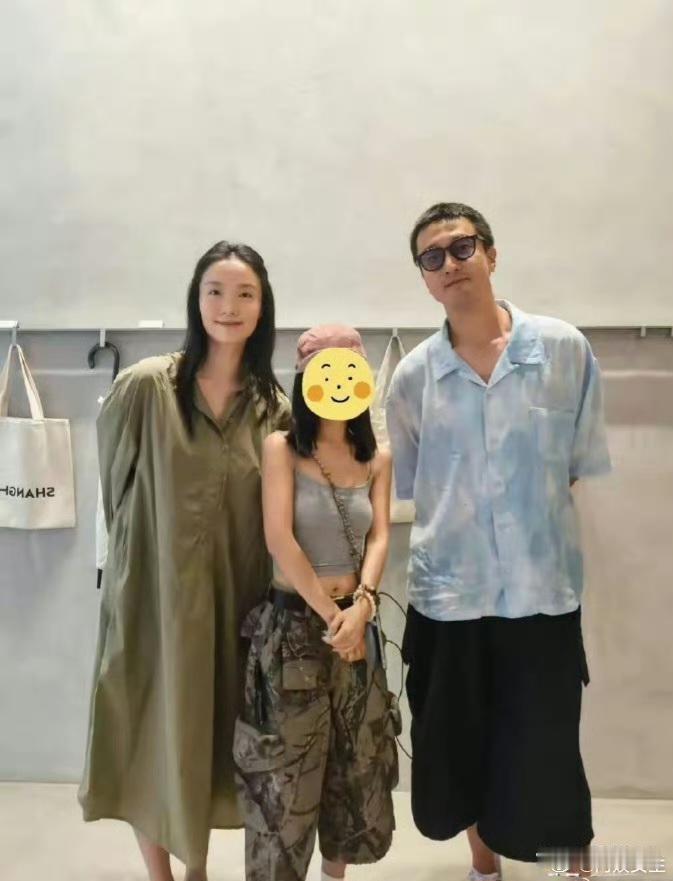 王传君有一米八七，站在他身旁的妻子齐溪174cm，相差13cm的两人，看着竟然差