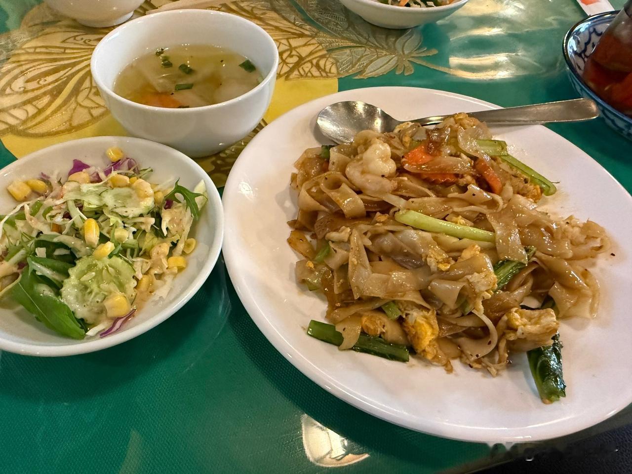 东京池袋北口10多分钟，
一家泰国料理店，
据说多次上过电视。
中午的确人很多。