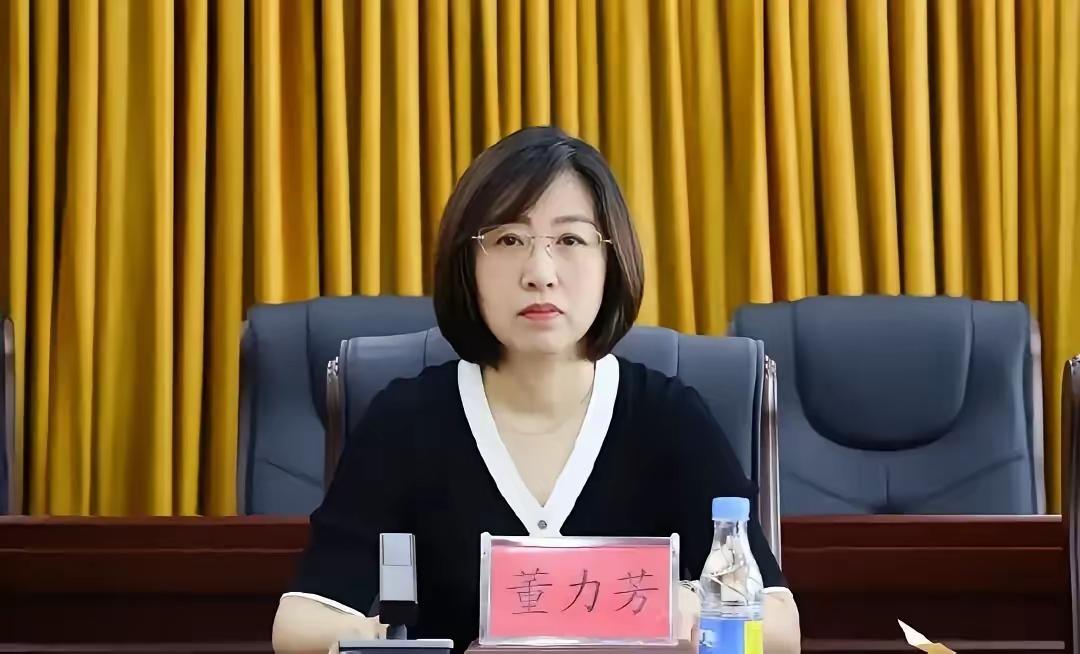 18岁宾馆仓库保管，1991年调入鞍山市台安县某办公室，担任打字员，后步步高升，