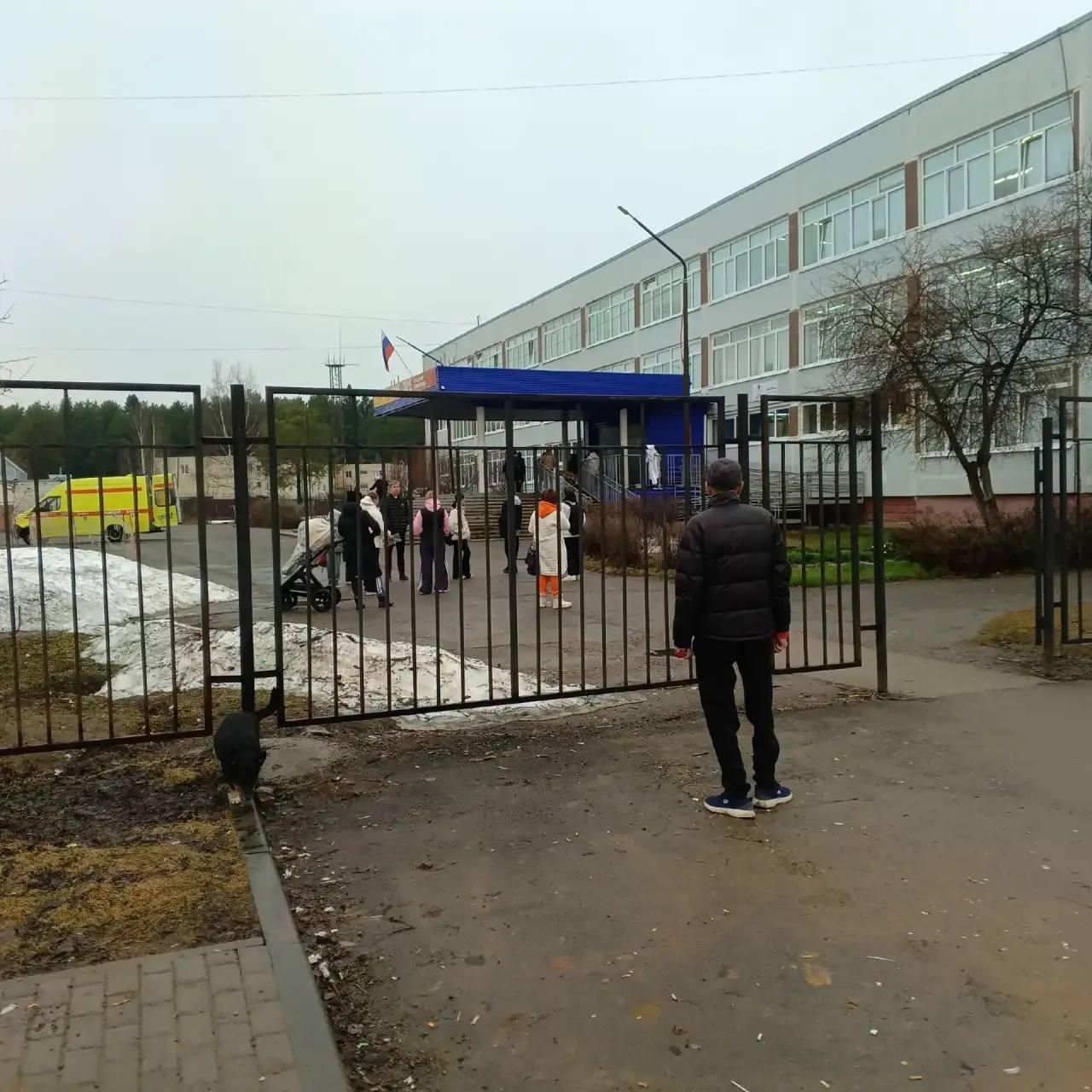 俄罗斯彼尔姆边疆区多布良卡市第5中学突发持刀伤人事件。
 
今日清晨，一名17岁