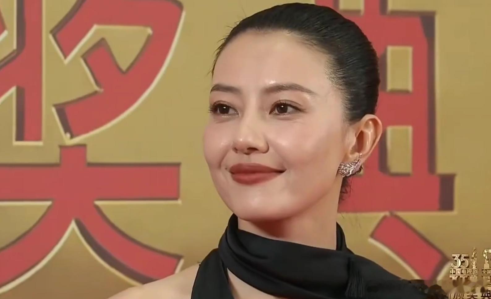 高圆圆飞天内场第二排高圆圆飞天奖座位 飞天奖内场第二排，高圆圆旁边是佟丽娅和关晓