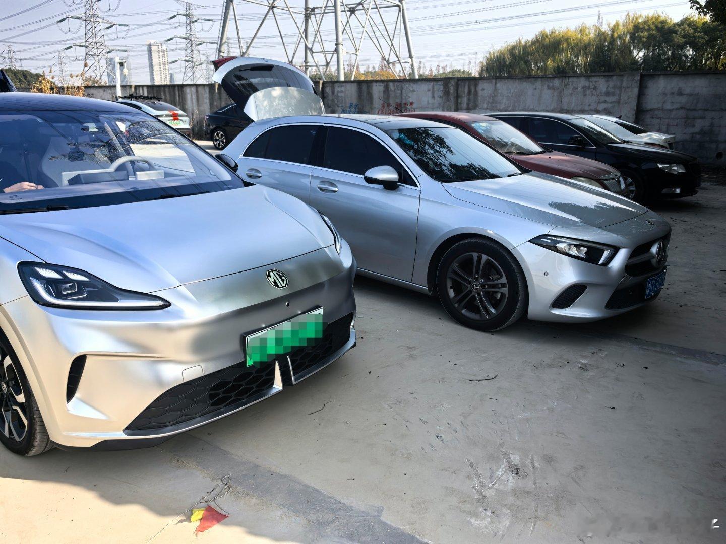 突然发现今天试的mg4 跟老师的奔驰A200从车身尺寸、悬架形式、轮胎宽度、动力