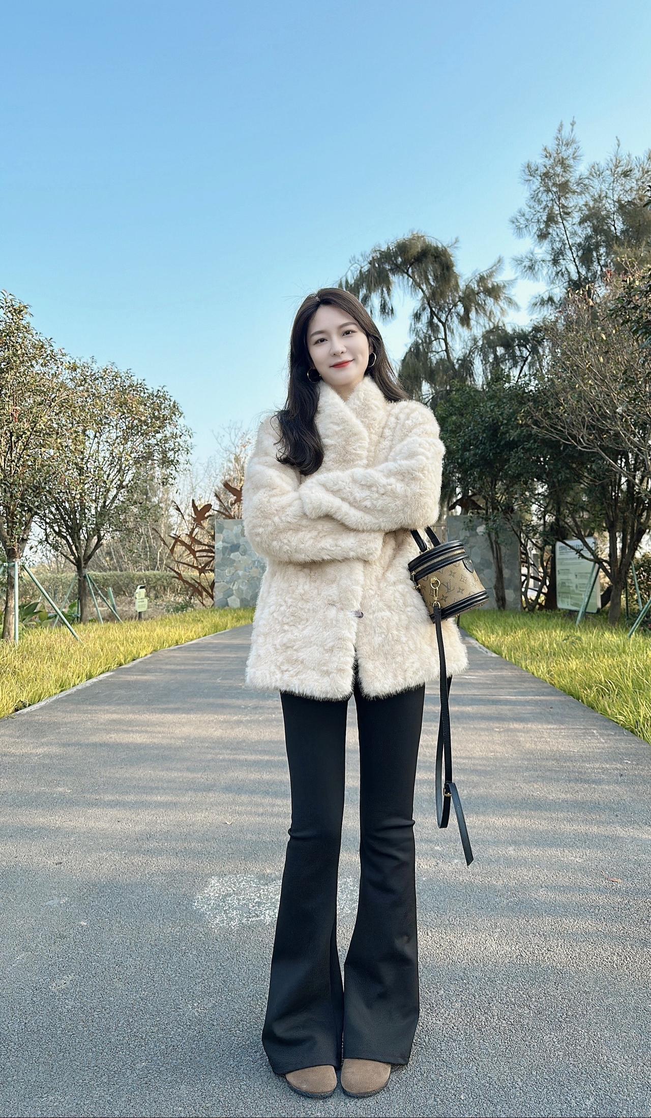 人人想要真诚与偏爱，可这世间处处是虚伪和新鲜感微喇裤 冬季穿搭