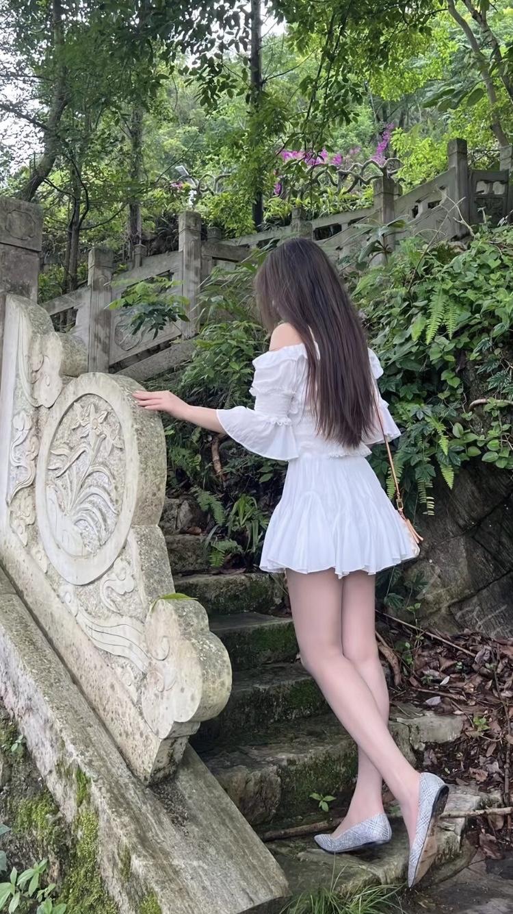 白色连衣裙太美丽