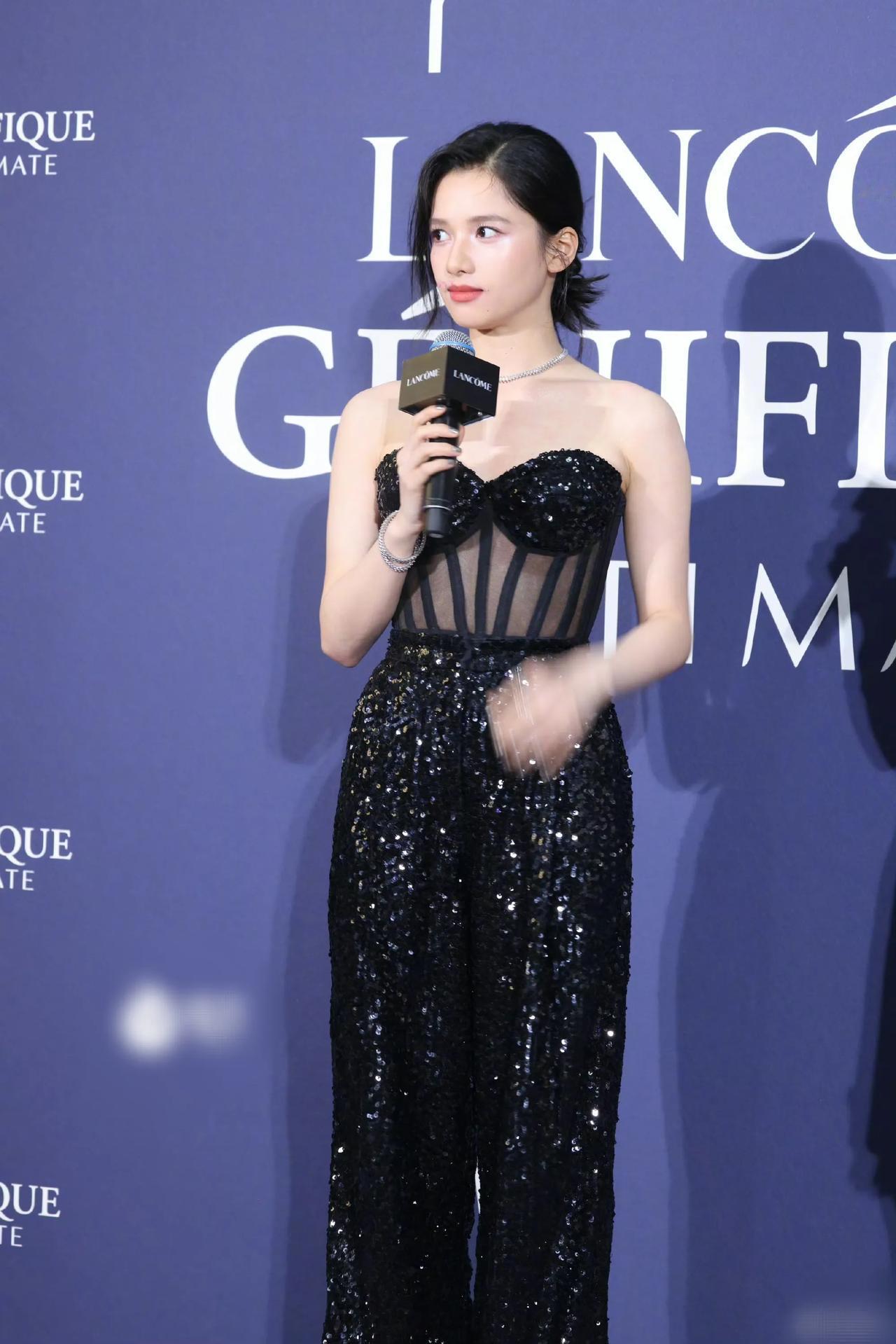 张婧仪的高定魅力[爱慕]！
大家快来看！张婧仪亮相品牌活动，那身高定简直闪爆了[