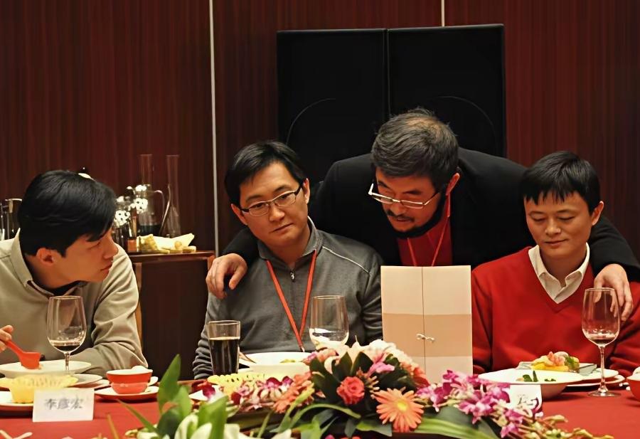 一张经典老照片在网上广为流传！“小灵通之父”吴鹰一手揽住马云、马化腾，李彦宏坐在