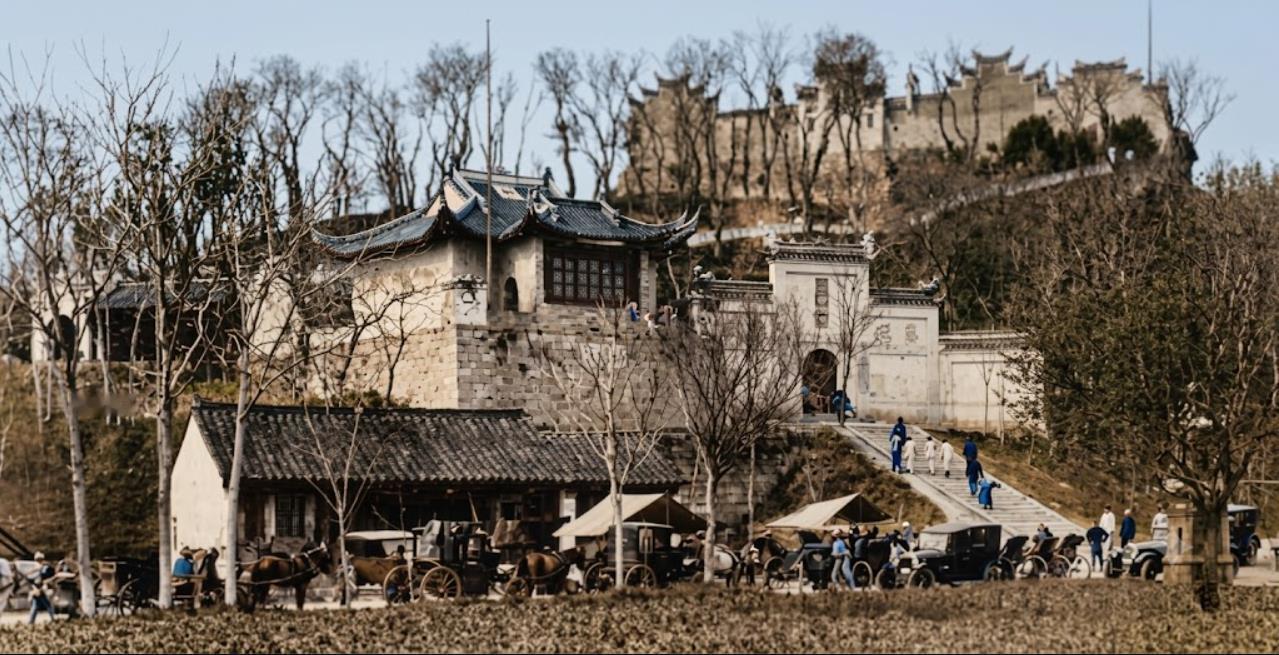 民国，鸡鸣寺山下，骡马轿车和黄包车挤满了通往山门的坡道，一派车水马龙的景象，但路