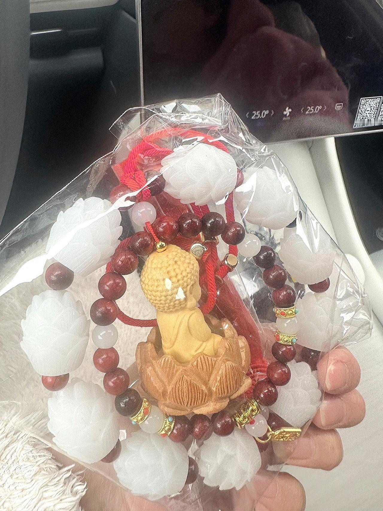 作为天天开车上下班的老司机，一直觉得车内装饰得有点氛围感才舒服，前段时间特意精挑