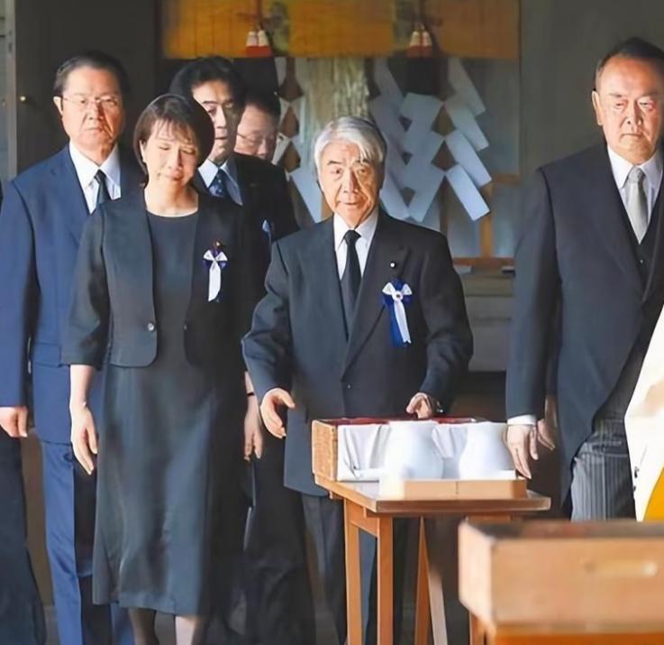 还以为高市早苗有骨气！
结果压根没去参拜！

她这是怕了？
或许不是！
更像是一