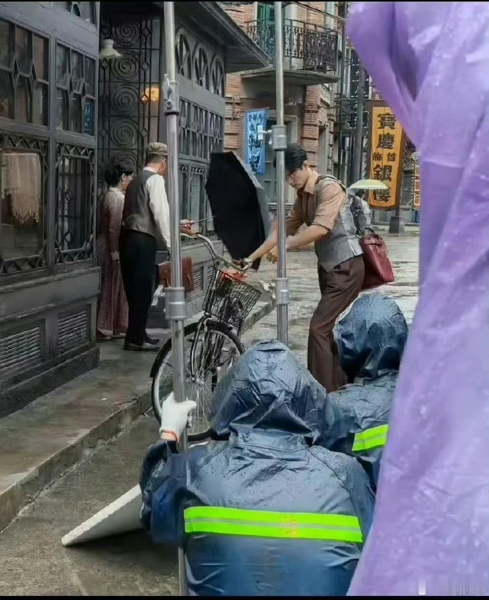 肖战任少白马夹造型骑自行车路透肖战谍报上不封顶马甲造型肖战谍报上不封顶马甲造型，