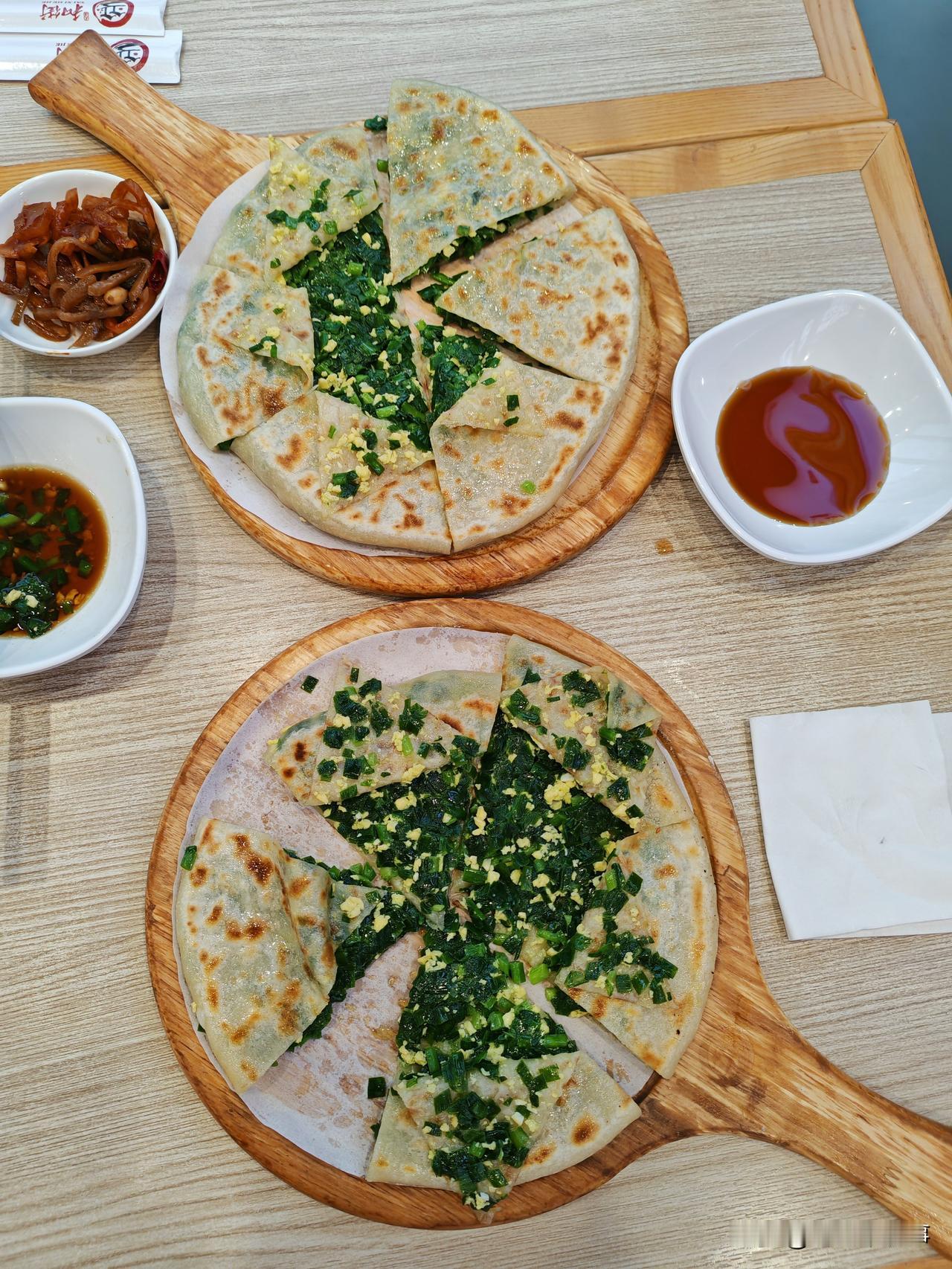 我和先生的晚饭
家旁边小店
韭菜鸡蛋饼
味道不错
先生连续几天都是这样
不腻
老