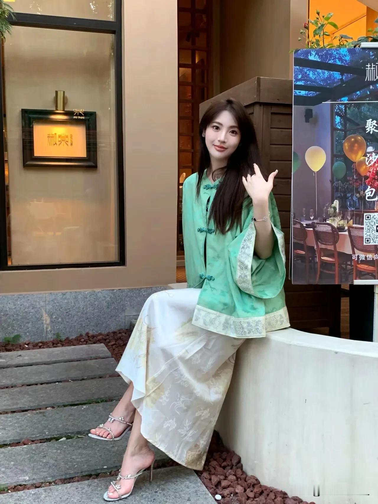 青丝绕指柔，素手轻扶舞。#分享绝美佳人照#