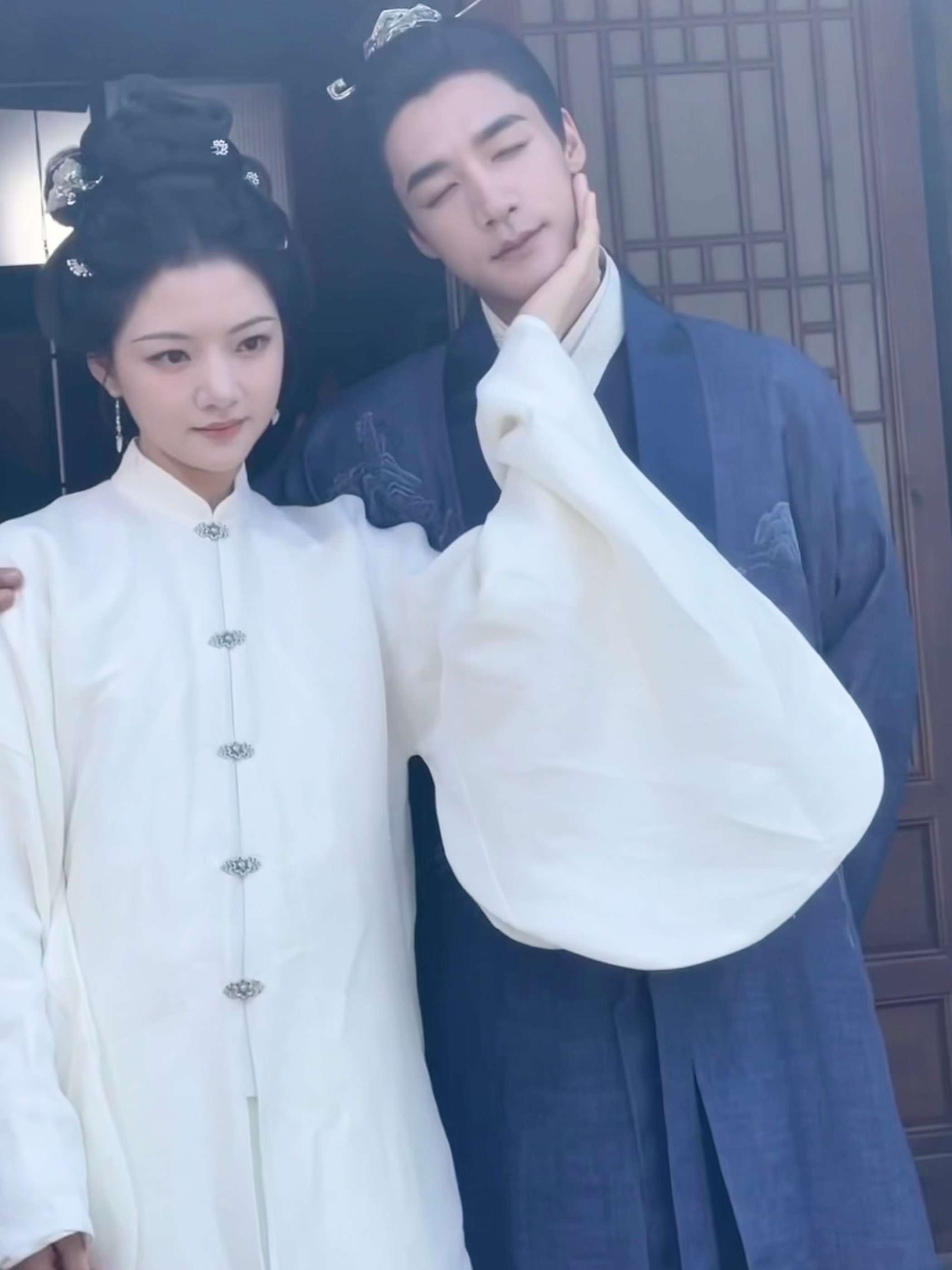 此沙任敏九宫格合照特别萌的两个人啊😻舍不得这个良陈美锦大结局😭😭😭不要带