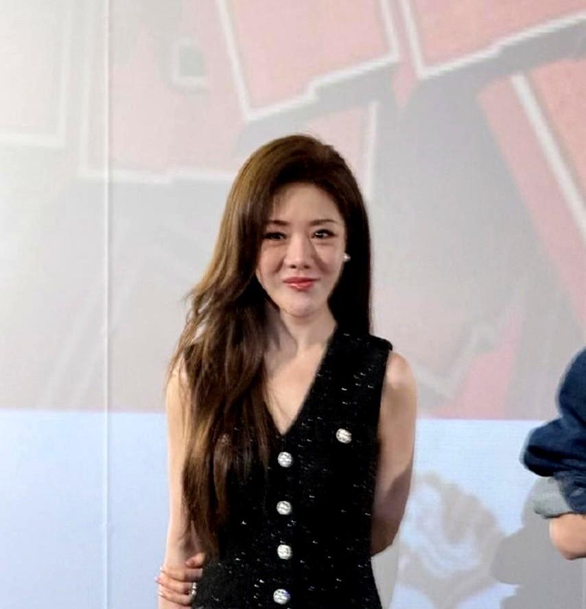 邓家佳这姐，真有点东西。

节目组让她上《乘风2026》，合同写得明明白白，初舞