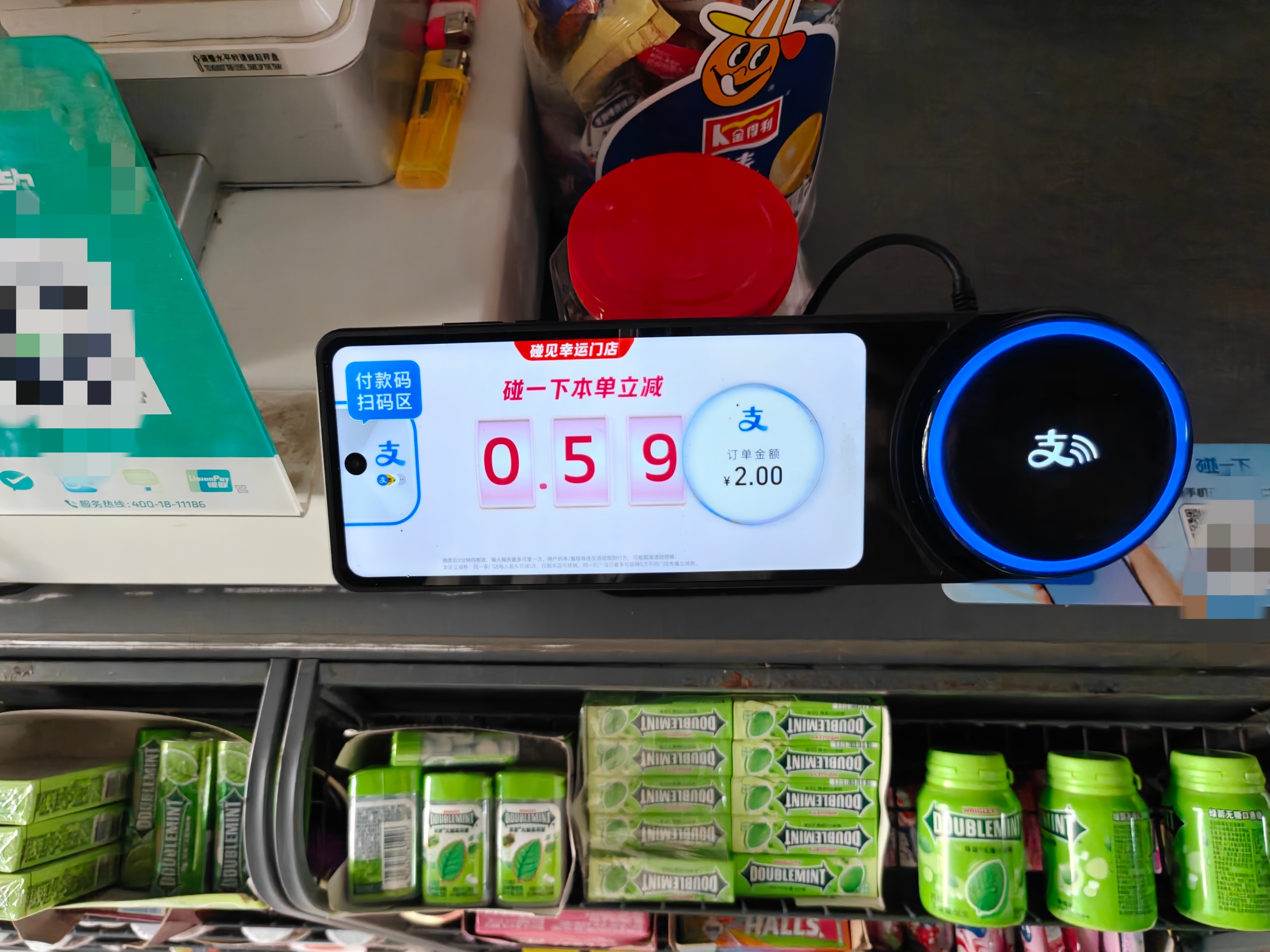 楼下小卖铺 支付宝碰一碰没人用，全是微信支付。我每次买水都能便宜五毛，爽死了 