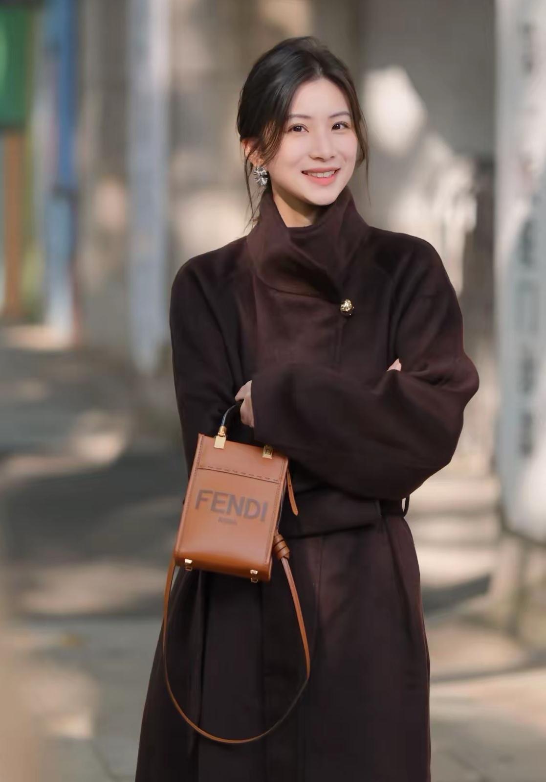 真正的底气从不是旁人的目光：是学识织就的铠甲，是烟火里攒下的安稳，是情绪里握得住