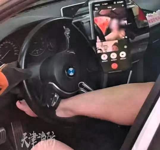 一名女子在私家车内休息时，一时放松将脚搭在方向盘上，没想到脚部不慎滑落，死死卡在