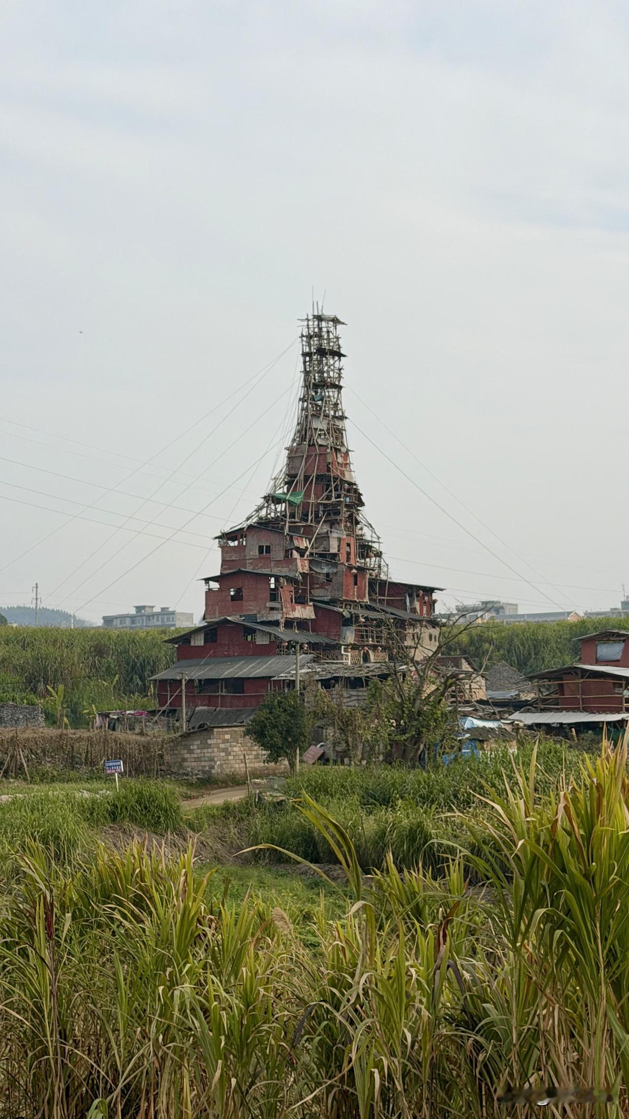 看到了现实版的“哈尔移动城堡”
贵州兴义这违章建筑也太野了吧！
简直就是哈尔的固