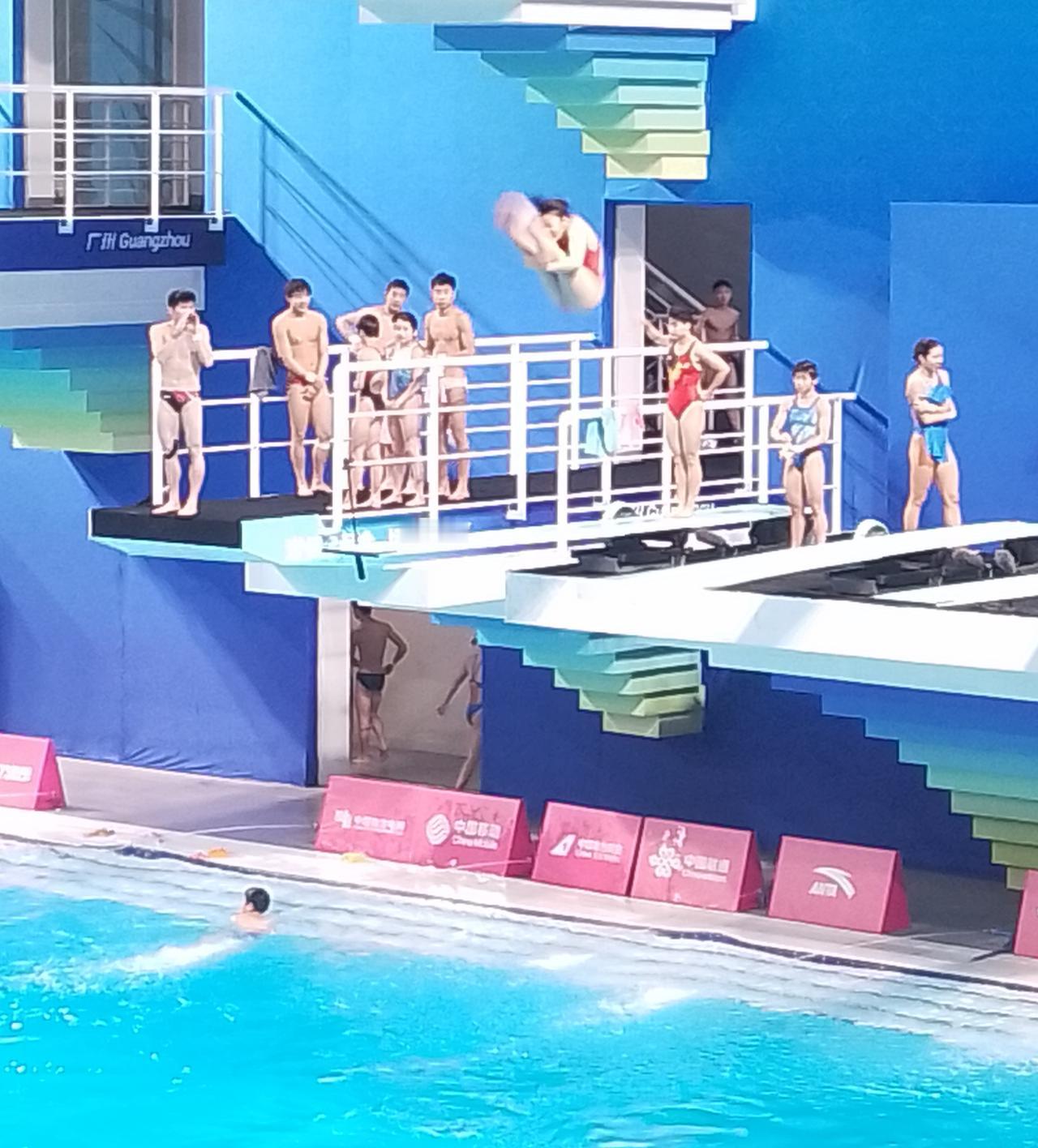 昨天是我最忙的一天，早上7点出来坐地铁到大观南站出来，去看跳水比赛，看到了广东的