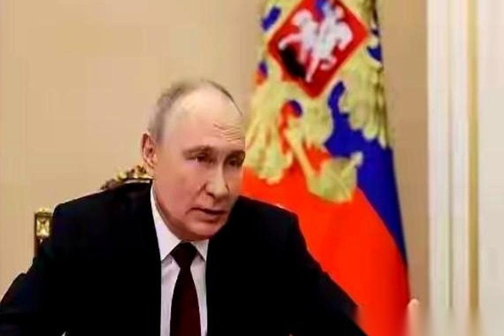 印度记者当场逼问普京“中印开战你站谁”，普京一句话让全场哑口无言，原来背后是经济