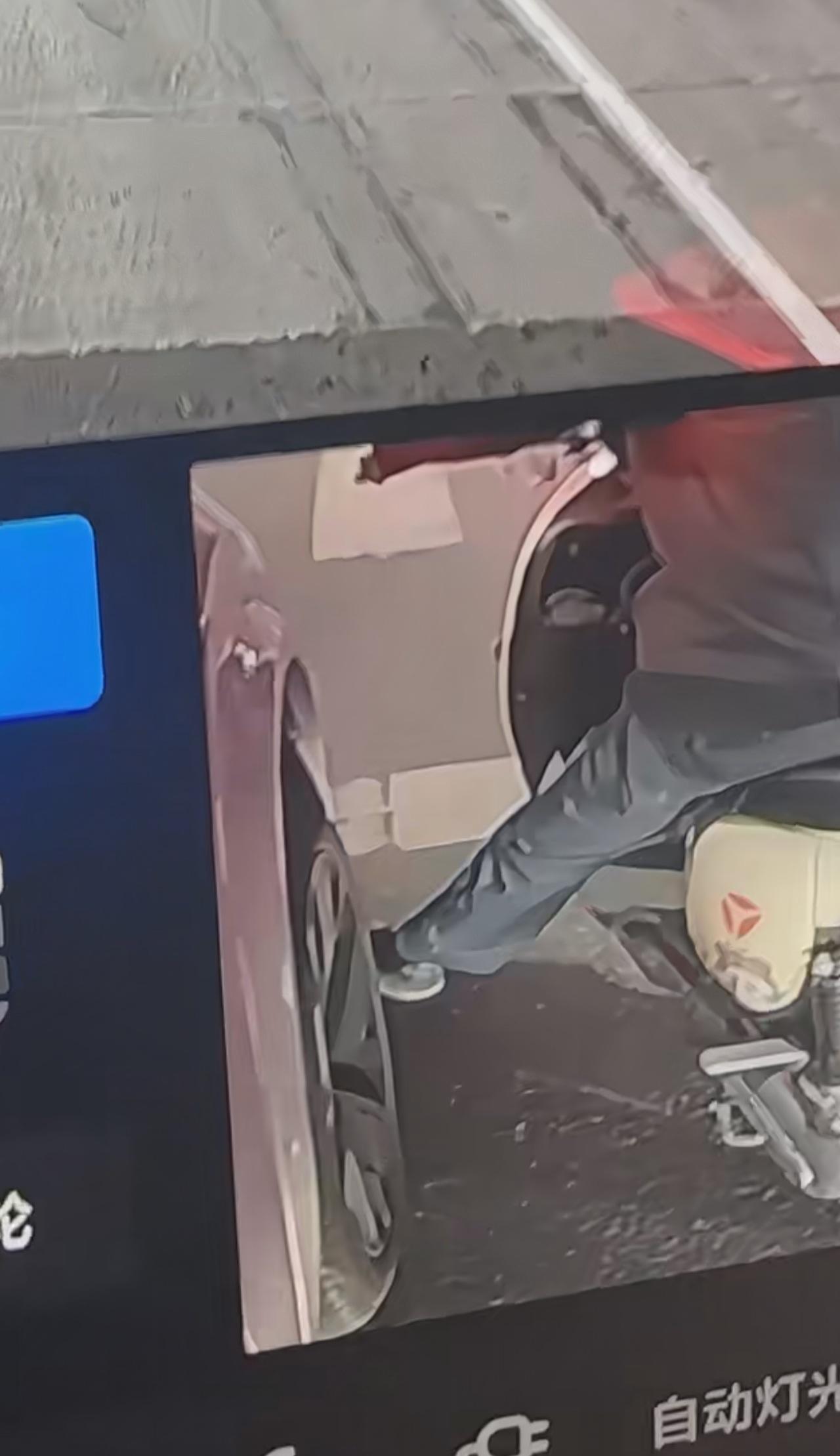 这是什么车？360影像那么牛逼，偶遇车主遇到碰瓷的，大叔脚无意中伸到轮胎下面，就