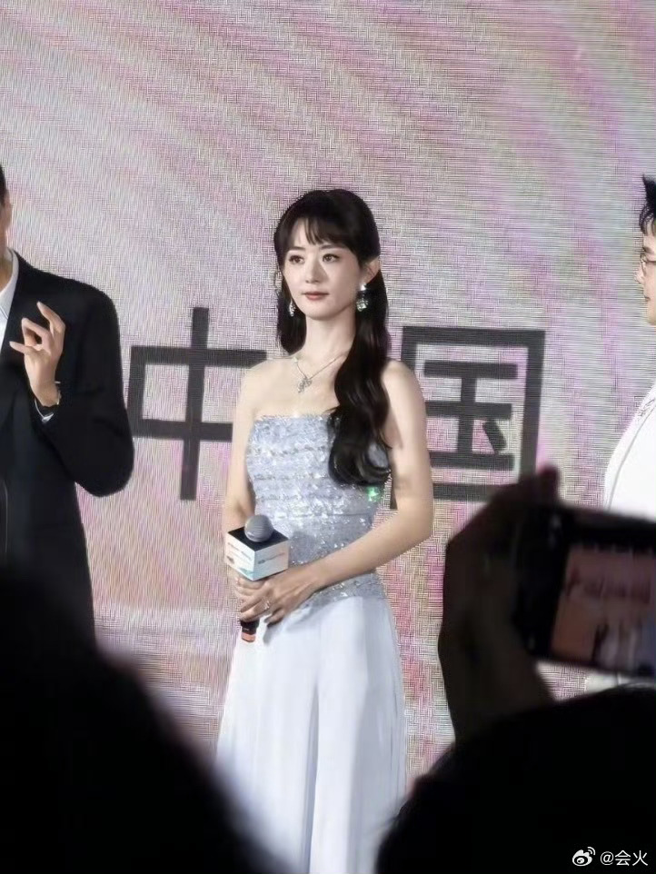 长发丽颖好美啊啊啊赵丽颖长发银色抹胸裙赵丽颖品牌活动生图