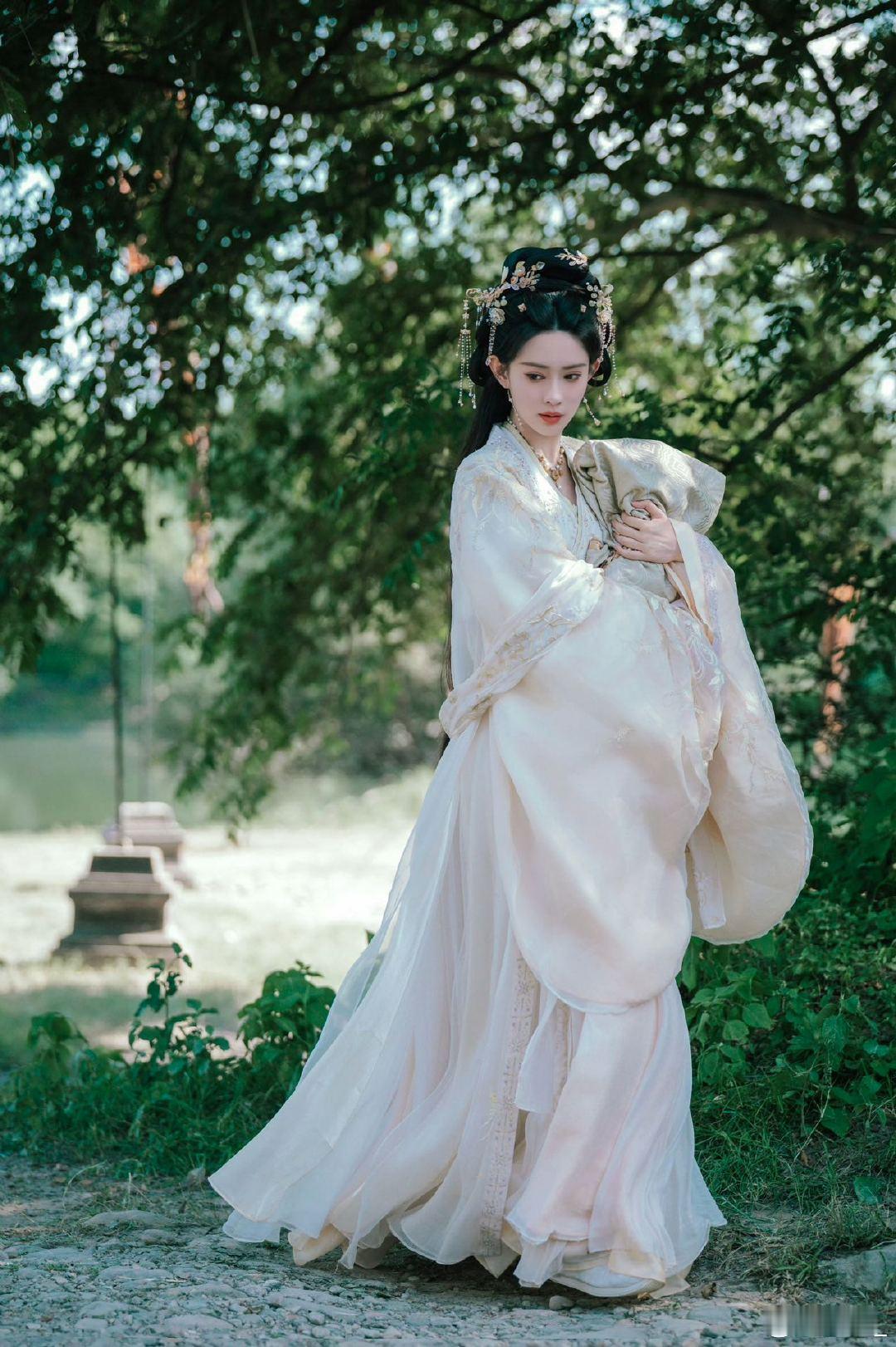 孟子义古装体态 孟子义把落难公主的体态演得很到位，逃跑时也透着一股倔强的优雅。 