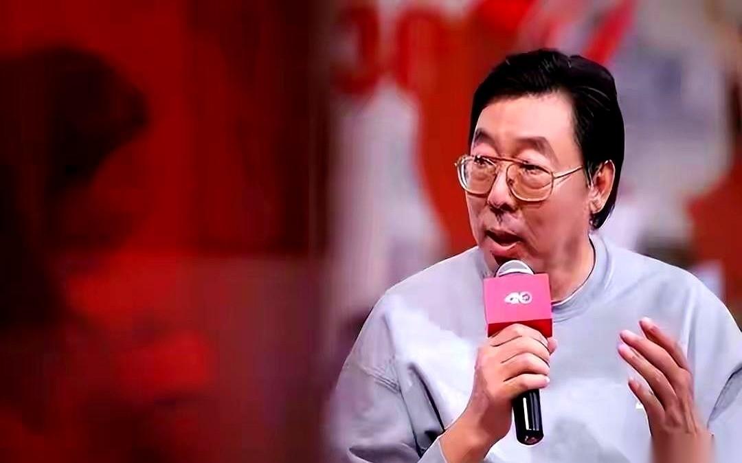 “跳高王子”朱建华，1990年退役，转身去了美国。
人们以为他是去享福的。可镜头