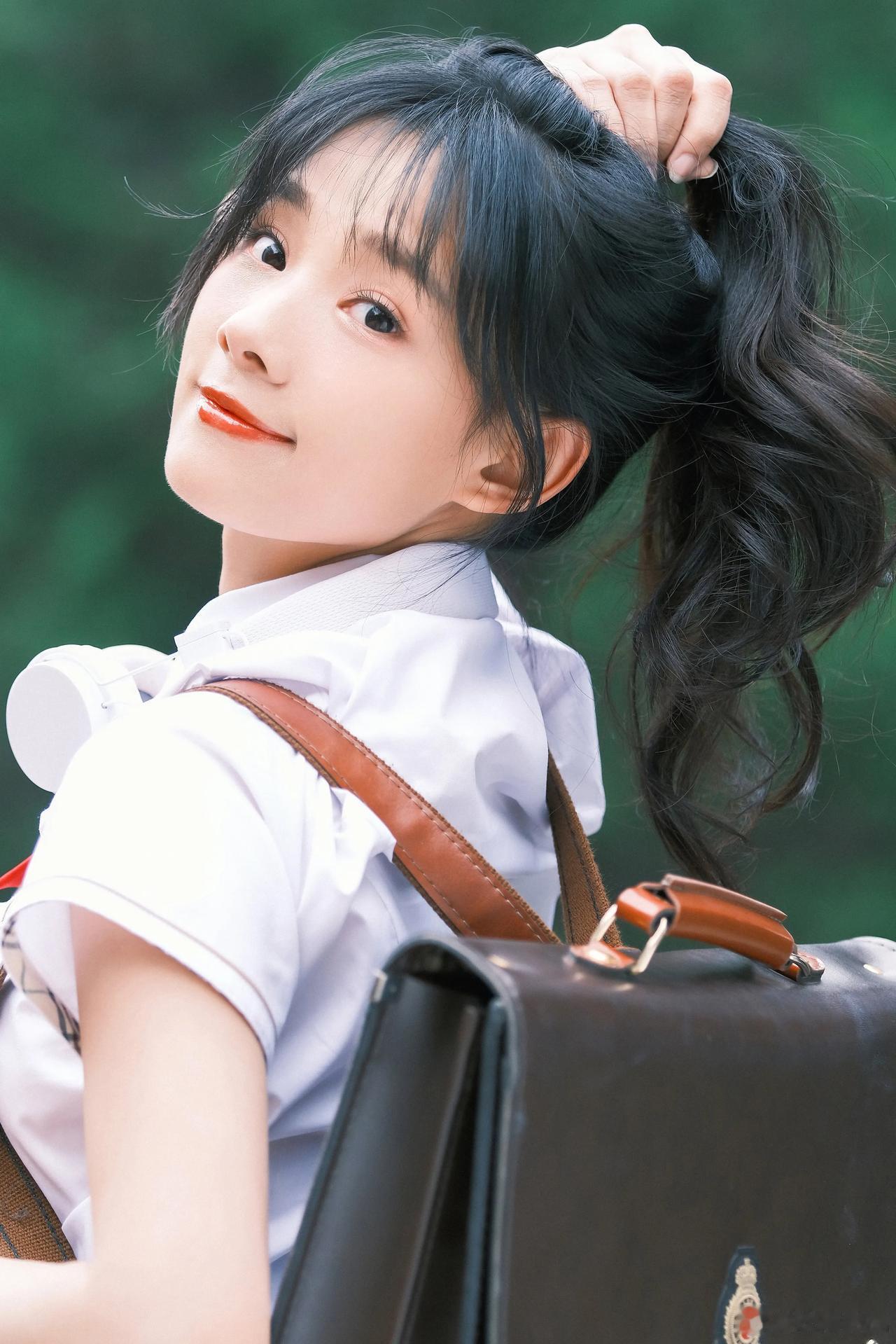 白衣少女笑盈盈，长发飘飘似仙姿。
#分享美少女倩影# #鲁照华#