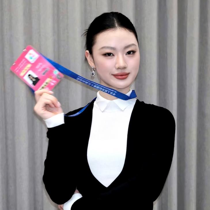 我有预感，
单依纯未来一定不简单，
不信你看现在才23岁的她，
从出道到全运会压