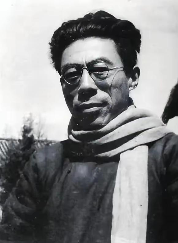 1950 年，一个公安便衣去买烟，发现店老板气质不太对劲，看报纸时都坐得端端正正